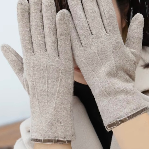 Luxury Cashmere Merino Wool Gloves Classic Beige Driving Winter mittens with bow - Picture 11 of 12